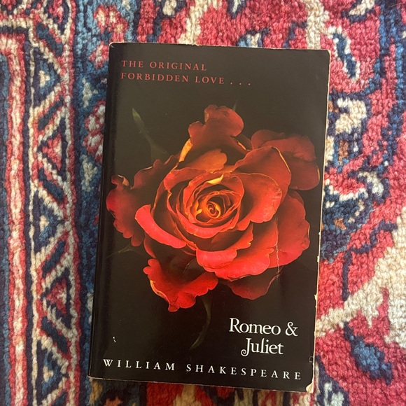 Romeo & Juliet Book with Red Rose Cover - Picture 1 of 3